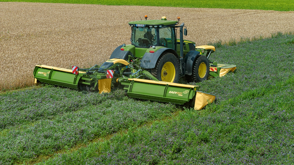 Krone отмечает выпуск тысячной комбинации косилок EasyCut B 950 Collect